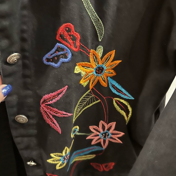 White Stag Women's Embroidered Black Denim Jacket Medium size 8/10 - Picture 4 of 8